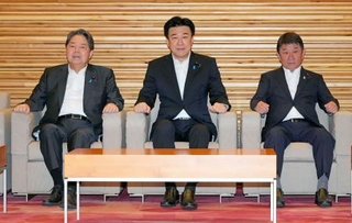 　閣議に臨む（左から）林総務相、木原官房長官、茂木外相＝１６日午前、首相官邸