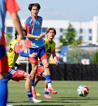 　チュニジア戦に向け調整する（右から）小川、後藤＝ナッシュビル近郊（共同）