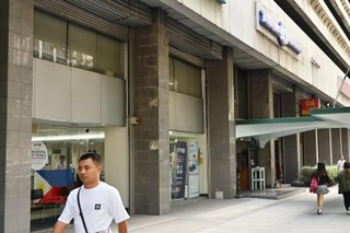 　「日刊まにら新聞」の事務所が入るオフィスビル＝１１日、マニラ（共同）