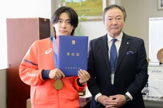 　ミラノ・コルティナ冬季五輪金メダル獲得の報告で今春卒業した日体大を訪れたスノーボード男子の戸塚優斗（左）＝１６日、東京都世田谷区