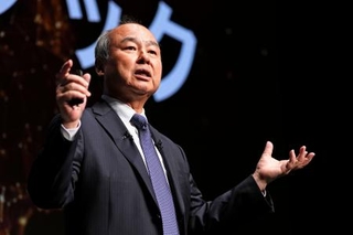 　法人向けイベントで、ＡＩ技術を使ったサイバー攻撃に備える新サービスについて説明するソフトバンクグループの孫正義会長兼社長＝１６日午後、東京都港区