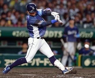 　５回西武１死二塁、桑原が中前に先制打を放つ＝甲子園