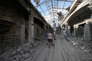 　１６日、レバノン南部ナバティエの市場の廃虚を歩く人（ＡＰ＝共同）