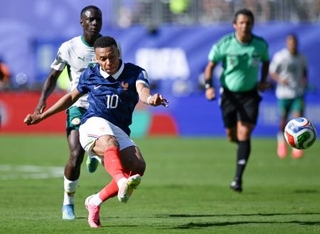 　フランス-セネガル　試合終了間際、自身２点目のゴールを決めるフランスのエムバペ（１０）＝ニューヨーク（ゲッティ＝共同）