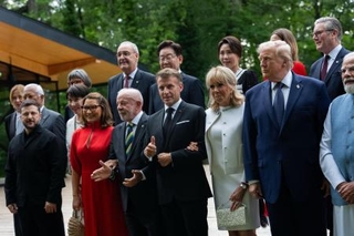 　１６日、Ｇ７サミットで集合写真に納まるウクライナのゼレンスキー大統領（前列左端）やトランプ米大統領（前列右から２人目）ら＝フランス・エビアン（ＡＰ＝共同）