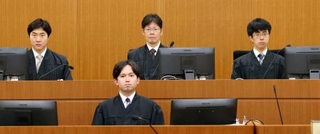 　桂田精一被告の判決公判が開かれた釧路地裁の法廷。奥中央は水越壮夫裁判長＝１７日午前９時（代表撮影）