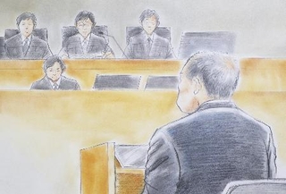 　判決理由を聞く桂田精一被告。後列中央は裁判長（代表法廷イラスト）