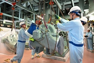 　報道陣に公開された玄海原発１号機の「原子炉補機冷却水ポンプ」の解体作業＝１７日午後、佐賀県玄海町（代表撮影）