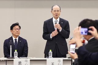 　「野球の未来を考える議員連盟」の臨時総会に参加したプロ野球ソフトバンクの王貞治球団会長（右）と日本ハムの栗山英樹ＣＢＯ＝１７日、東京・永田町