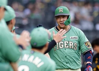 　２回、先制２ランを放ち、ナインに迎えられる阪神・大山＝甲子園