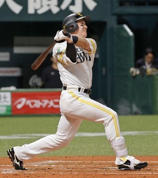 　９日の阪神戦で、通算１００本塁打となる先制２ランを放つソフトバンク・栗原＝みずほペイペイドーム