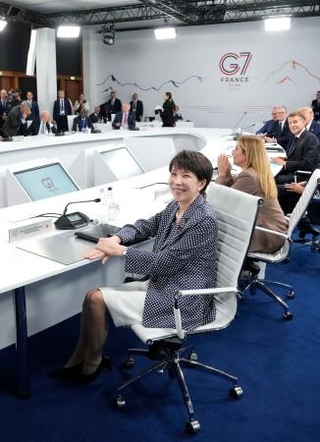　Ｇ７サミットの討議に臨む高市首相＝１７日、フランス東部エビアン（共同）