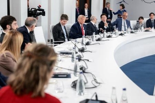 　米オープンＡＩのサム・アルトマンＣＥＯ（手前から５人目）らも出席して開かれたＧ７サミットの昼食会。右から２人目は高市首相＝１７日、フランス東部エビアン（ロイター＝共同）