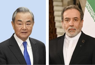 　中国の王毅外相（左）、イランのアラグチ外相（ゲッティ＝共同）