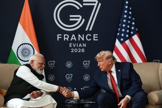 　会談で握手を交わすトランプ米大統領（右）とインドのモディ首相＝１７日、フランス東部エビアン（ロイター＝共同）