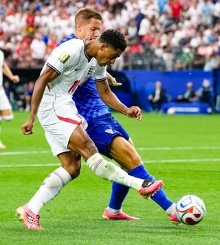 　イングランド-クロアチア　後半、チーム３点目のゴールを決めるイングランドのベリンガム（手前）＝ダラス（共同）