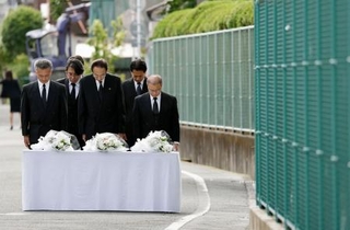 　大阪府北部地震から８年、高槻市立寿栄小前で黙とうする浜田剛史市長（前列中央）ら＝１８日午前
