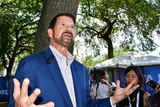 　米ワシントンで記者団の取材に応じる「フリーダム２５０」のキース・クラックＣＥＯ＝１７日（共同）