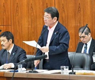 　参院外交防衛委員会で答弁する茂木外相（中央）＝１８日午後