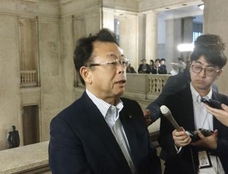 　国会で記者団の取材に応じる公明党の西田幹事長＝３日
