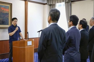 　大阪副首都整備方針検討チームの発足式で訓示する大阪府の吉村洋文知事＝１８日午前、大阪府庁