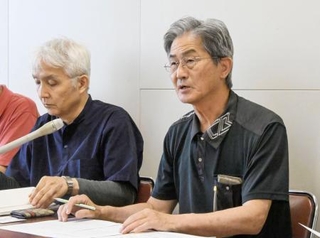 　記者会見する市民団体事務局の岸直人さん（右）ら＝１８日午後、広島市