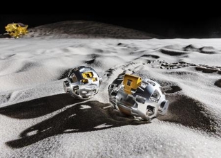 　「ＳＯＲＡ-Ｑ（ソラキュー）」の変形前（左）と変形後（右）の想像図（ＪＡＸＡ／タカラトミー／ソニーグループ（株）／同志社大提供）