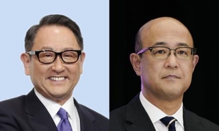 　（左から）トヨタ自動車の豊田章男会長、近健太社長