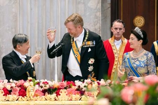 　ウィレムアレクサンダー国王夫妻主催の晩さん会に出席された天皇、皇后両陛下＝１７日、アムステルダム（宮内庁提供・共同）