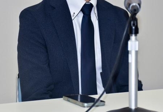 　判決後に記者会見する研谷友太さん＝１８日午後、愛知県一宮市