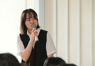 　パラオの戦争遺構を訪れた報告をする弘前大の野村杏奈さん＝１８日午後、青森県弘前市