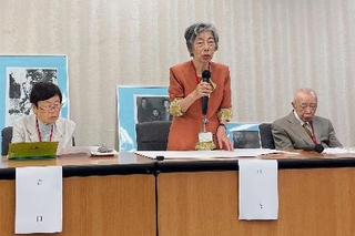 　空襲連の記者会見で、救済法の早期成立を訴える河合節子さん（中央）ら＝１８日午後、東京都内