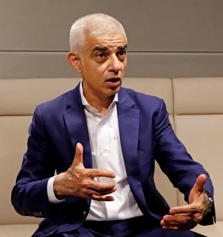 　インタビューに答えるロンドンのサディク・カーン市長＝１８日午後、東京都内