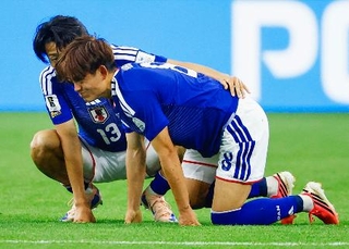 　１４日のオランダ戦の後半、ピッチに膝をつく久保＝ダラス（共同）