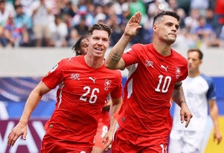 　スイス-ボスニア・ヘルツェゴビナ　試合終了間際、チーム４点目となるＰＫを決め喜ぶスイスのシャカ（右）＝ロサンゼルス（ロイター＝共同）