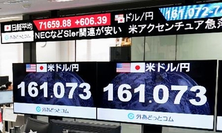 　一時１ドル＝１６１円台を付けた円相場を示すモニター＝１９日午前、東京都港区の外為どっとコム