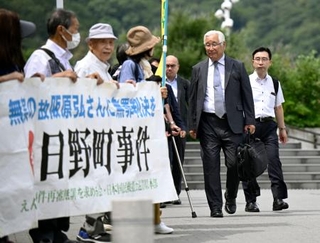 　「日野町事件」の再審公判に向けた第３回３者協議のため、大津地裁に向かう阪原弘次さん（右から２人目）と弁護団ら＝１９日午前
