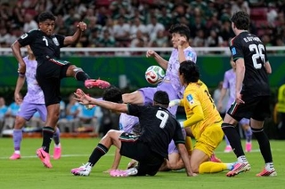 　メキシコ-韓国　後半、韓国ＧＫ金承奎（右から２人目）がＤＦと交錯して落球、こぼれ球を押し込むメキシコのロモ（左端）。決勝ゴールとなった＝グアダラハラ（ＡＰ＝共同）
