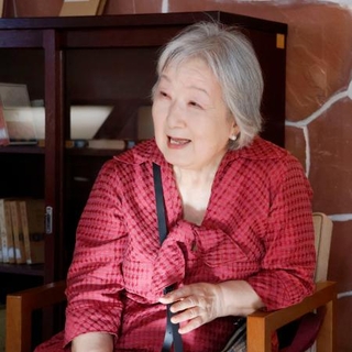 　浅原六朗の童謡について話す桂幸子さん＝５月、長野県池田町