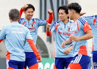 　チュニジア戦に向け調整する伊藤（奥左）と中村ら＝ナッシュビル近郊（共同）