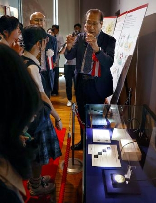 　「金属有機構造体」の研究成果を特別展示するコーナーで、高校生の質問に答える京都大の北川進特別教授（右）＝１９日午後、京都市の京都大総合博物館