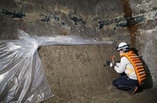 　報道陣に公開された、地下３５０メートルの坑道で土砂を採取する作業＝１９日午後、北海道幌延町