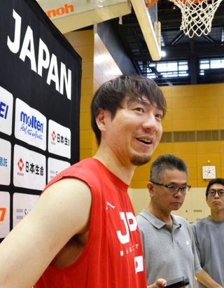 　取材に応じる比江島＝味の素ナショナルトレーニングセンター