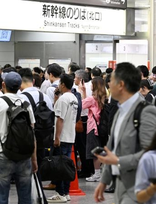 　東海道新幹線が運転を見合わせ、利用客で混雑するＪＲ名古屋駅＝１９日午後７時４７分