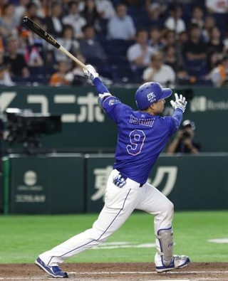 　３回中日１死、石伊が左越えに本塁打を放つ＝東京ドーム