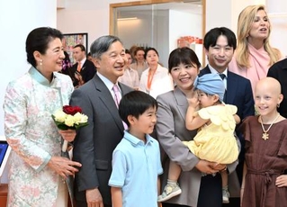 　小児がんセンターで患者の子どもらとの記念撮影に臨まれる天皇、皇后両陛下＝１９日、オランダ・ユトレヒト（代表撮影・共同）