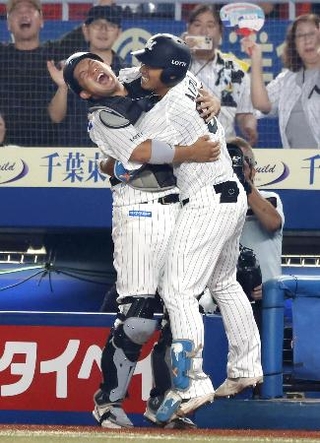 　６回、満塁本塁打を放ち、佐藤（左）と抱き合うロッテ・愛斗＝ＺＯＺＯマリン