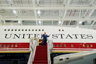 　新たな米大統領専用機として改修した機体を披露するトランプ大統領＝１９日、ワシントン郊外（ロイター＝共同）