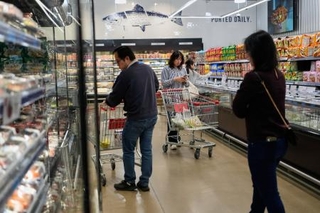 　米中西部イリノイ州シャンバーグの食料品店で買い物する客＝５月（ＡＰ＝共同）