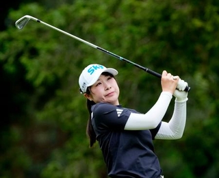 　第２日、通算１１アンダーで首位の荒木優奈＝袖ケ浦ＣＣ新袖